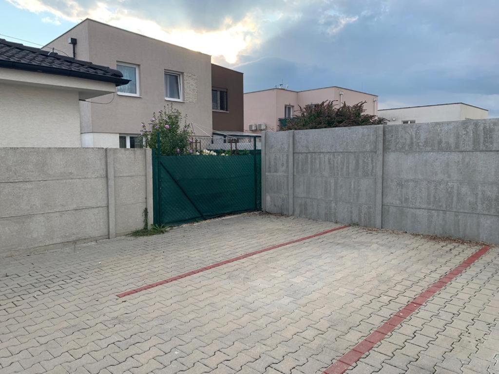 Apartmán Modern 2 Bed House Near Bratislava With Parking Rovinka Exteriér fotografie